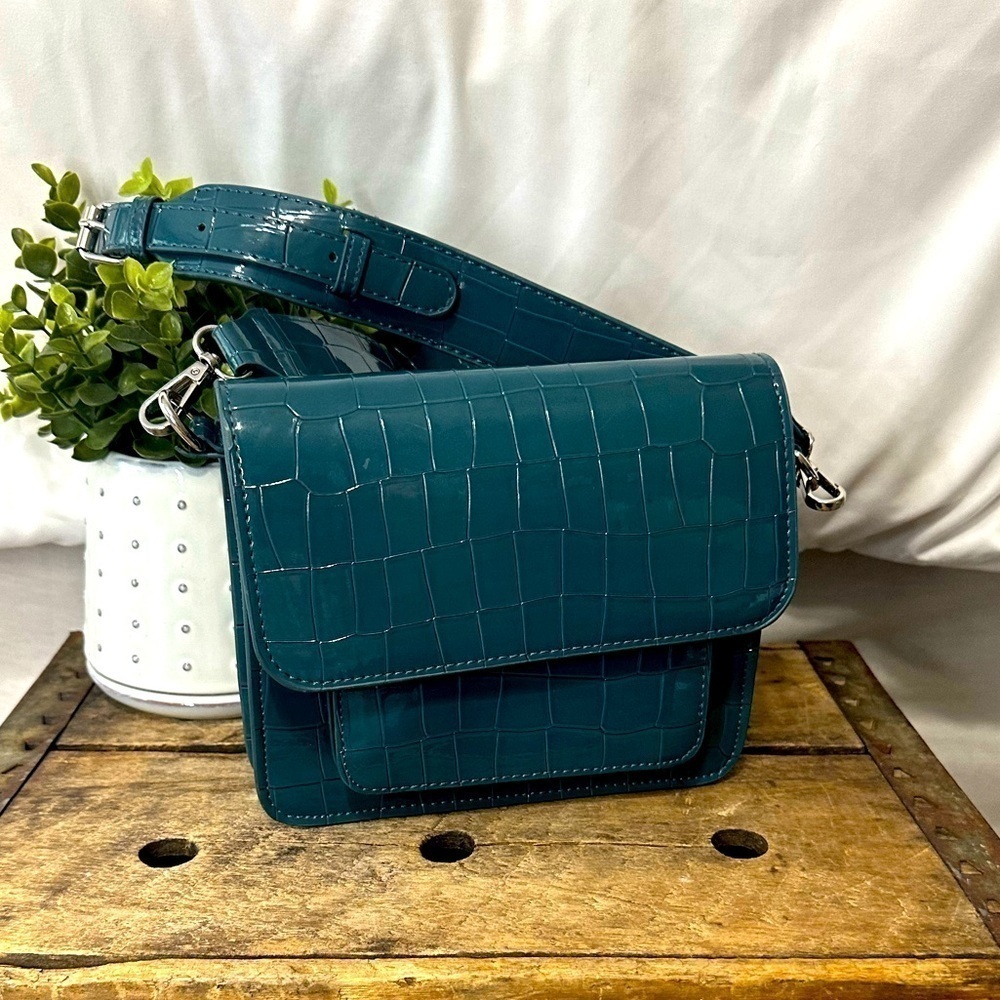 Women’s HVISK Cayman Pocket Crossbody Bag